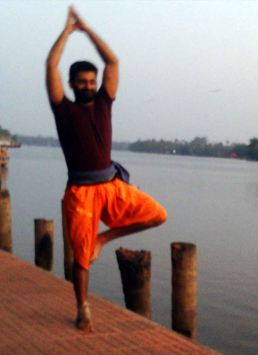 Nirupender in vrikshasan